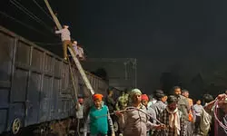 अमेठी: रेलवे फाटक तोड़ पटरी पर आया ट्रक मालगाड़ी से टकराया, भीषण टक्कर के बाद वाराणसी-लखनऊ मार्ग बाधित