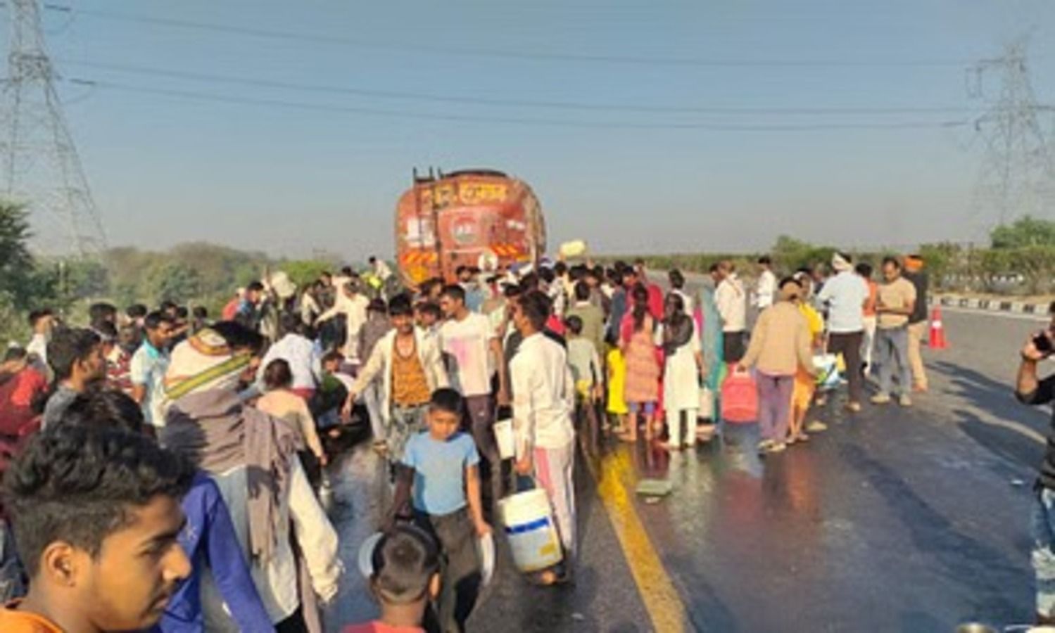 हादसे के बाद टैंकर से निकलने लगा तेल, बाल्टी-बोतल लेकर दौड़े लोग; आगरा-लखनऊ एक्सप्रेसवे पर मची लूट हादसे के बाद टैंकर से निकलने लगा तेल, बाल्टी-बोतल लेकर दौड़े लोग; आगरा-लखनऊ एक्सप्रेसवे पर मची लूट