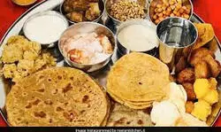 शीतला अष्टमी के दिन लोग क्यों खाते हैं बासी भोजन? जानें इसका धार्मिक महत्व और लाभ