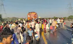 हादसे के बाद टैंकर से निकलने लगा तेल, बाल्टी-बोतल लेकर दौड़े लोग; आगरा-लखनऊ एक्सप्रेसवे पर मची लूट