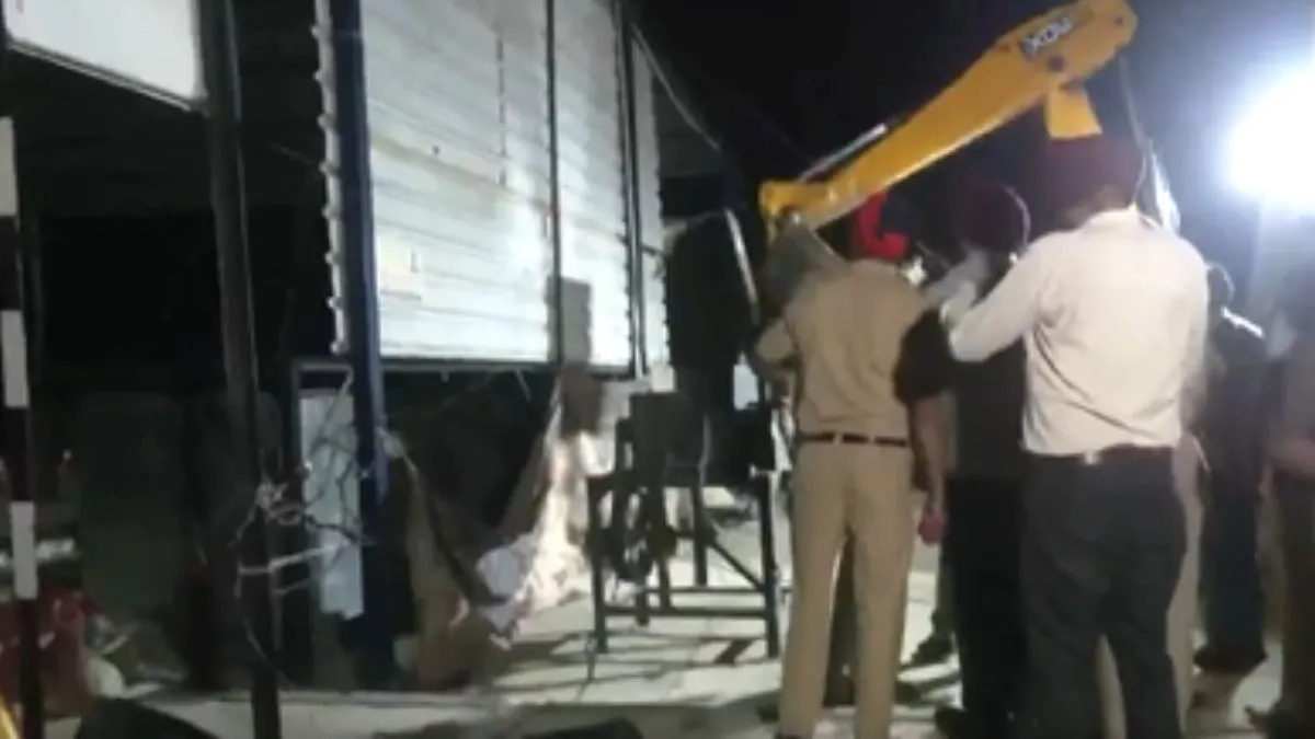 शंभू बॉर्डर पर धरना स्थल को खाली करवाया गया, खनौरी सीमा पर भारी पुलिस बल तैनात शंभू बॉर्डर पर धरना स्थल को खाली करवाया गया, खनौरी सीमा पर भारी पुलिस बल तैनात