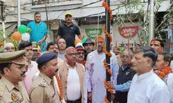 कानपुर में गंगा मेला की धूम, डीएम ने तिरंगा झंडा फहराकर की शुरूआत; रंगों में सराबोर हुए लोग