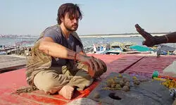 सनातनी आस्था का विदेशों में प्रभाव ; आस्ट्रेलिया में पिता की मौत, बेटे ने काशी में किया तर्पण