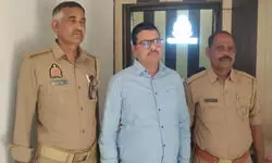 जौनपुर: एंटी करप्शन की टीम ने विकास भवन के लेखाकार को रंगे हाथ किया गिरफ्तार, ऑडिट के लिए मांग रहे थे 30 हजार रिश्वत