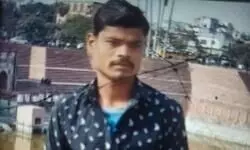 रेप के बाद महिला की हत्या के मामले में मुख्य आरोपी अजय द्विवेदी मलिहाबाद में मुठभेड़ में ढेर - राजधानी लखनऊ में दुष्कर्म एवं लूटपाट के बाद महिला की हत्या का मुख्य आरोपी शुक्रवार की रात पुलिस से मुठभेड़ में ढेर हो गया। यह मुठभेड़ मलिहाबाद थाना क्षेत्र के देवम लान के पास हुई। रेप के बाद महिला की हत्या के मामले में मुख्य आरोपी अजय द्विवेदी मलिहाबाद में मुठभेड़ में ढेर - राजधानी लखनऊ में दुष्कर्म एवं लूटपाट के बाद महिला की हत्या का मुख्य आरोपी शुक्रवार की रात पुलिस से मुठभेड़ में ढेर हो गया। यह मुठभेड़ मलिहाबाद थाना क्षेत्र के देवम लान के पास हुई।