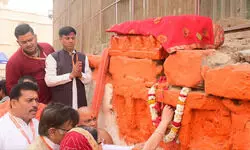 काशी विश्वनाथ धाम: मां शृंगार गौरी को 11 नारियल अर्पित कर मानस कथा शुरू, हर हर महादेव से गूंजा ज्ञानवापी परिसर