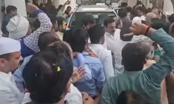 यूपी कांग्रेस के होली मिलन में जिलाध्यक्षों के चयन को लेकर विरोध-प्रदर्शन, प्रदेश प्रभारी की गाड़ी रोक नारेबाजी