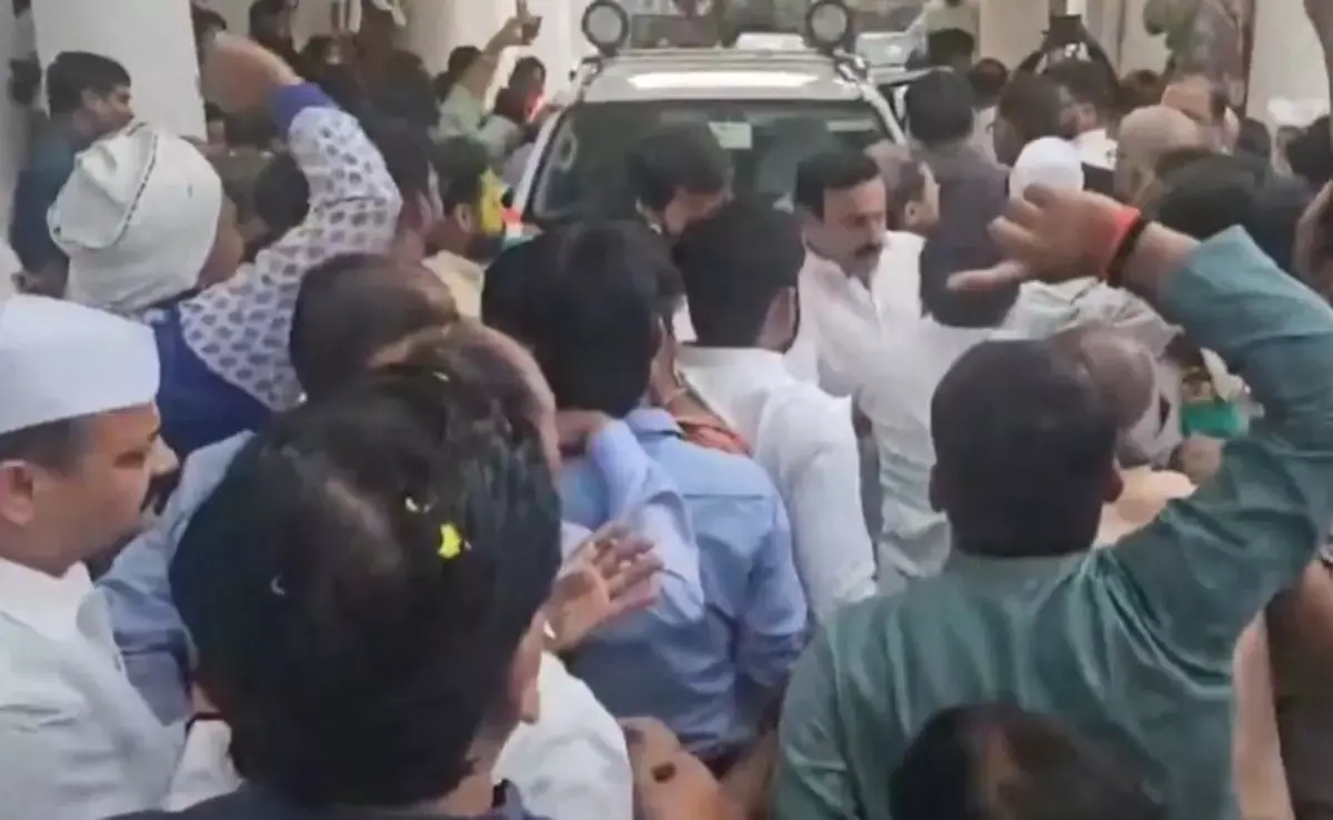 यूपी कांग्रेस के होली मिलन में जिलाध्यक्षों के चयन को लेकर विरोध-प्रदर्शन, प्रदेश प्रभारी की गाड़ी रोक नारेबाजी