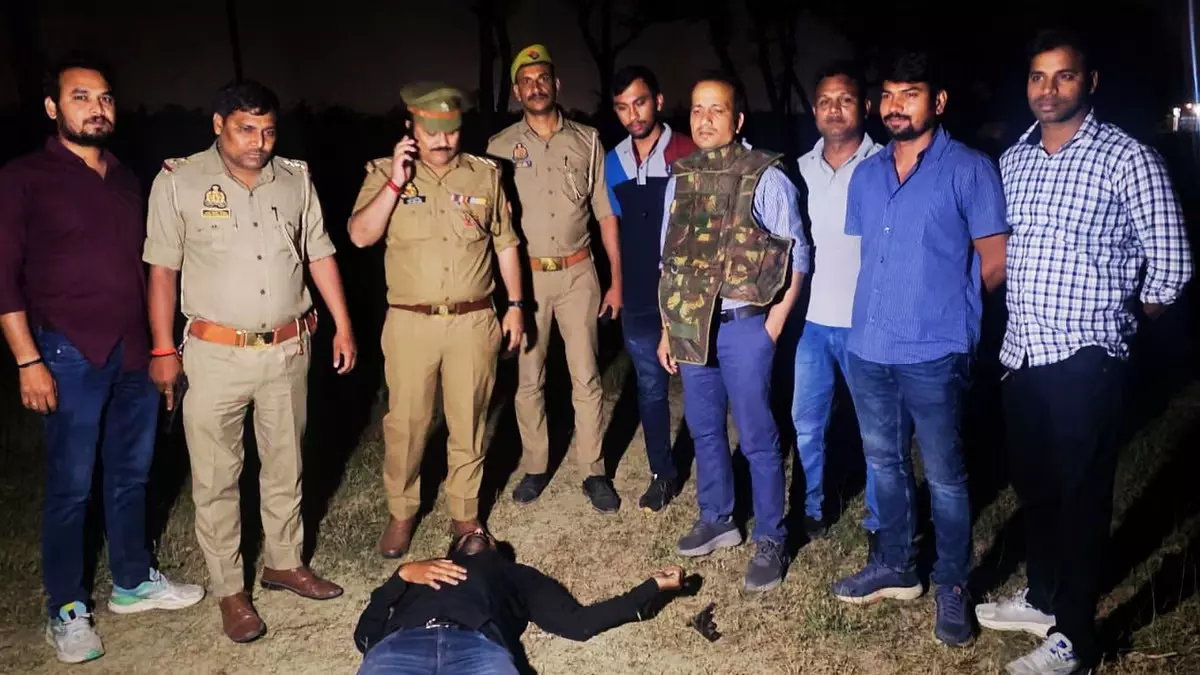 वाराणसी : पुलिस पर फायरिंग कर भाग रहा था बदमाश, महिला से लूटी थी चेन; 24 घंटे में पकड़ाया