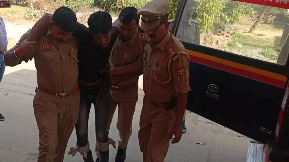 बच्चियों से गलत काम करने का आरोपित पुलिस मुठभेड़ में गिरफ्तार, दोनों पैरों में गोली लगने से हुआ गंभीर घायल