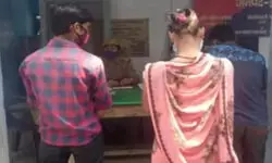 рдХрд╛рдЯрдХрд░ рдбреНрд░рдо рдореЗрдВ рднрд░ рджреВрдВрдЧреАтАж рджрд╛рдВрдд рдХрд╛рдЯрдХрд░ рдкрддреНрдиреА рдиреЗ рджреА рдзрдордХреА, рдбрд░рд╛ рдкрддрд┐ рднрд╛рдЧрдХрд░ рдкрд╣реБрдВрдЪрд╛ рдерд╛рдиреЗ, рдкреБрд▓рд┐рд╕ рднреА рд╣реИрд░рд╛рди рдХрд╛рдЯрдХрд░ рдбреНрд░рдо рдореЗрдВ рднрд░ рджреВрдВрдЧреАтАж рджрд╛рдВрдд рдХрд╛рдЯрдХрд░ рдкрддреНрдиреА рдиреЗ рджреА рдзрдордХреА, рдбрд░рд╛ рдкрддрд┐ рднрд╛рдЧрдХрд░ рдкрд╣реБрдВрдЪрд╛ рдерд╛рдиреЗ, рдкреБрд▓рд┐рд╕ рднреА рд╣реИрд░рд╛рди