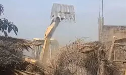 दोबारा कब्जा किया तो..., बुलडोजर गरजने के बाद क्या बोले अफसर? खड़े होकर 75 दुकानों को हटवाया