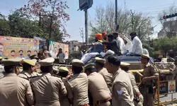 सपा MP रामजीलाल सुमन के घर करणी सेना का हमलाः पुलिस ने बाहर बुलडोजर रोका, अंदर घुसे कार्यकर्ताओं ने की तोड़फोड़ सपा MP रामजीलाल सुमन के घर करणी सेना का हमलाः पुलिस ने बाहर बुलडोजर रोका, अंदर घुसे कार्यकर्ताओं ने की तोड़फोड़