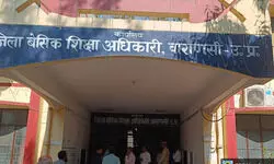 वाराणसी : गृहकर बकाएदारों के खिलाफ बड़ी कार्रवाई, BSA कार्यालय समेत दो प्रतिष्ठानों पर निगम ने जड़ा ताला