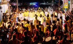 फूलों की रंगोली और राधानाम के जयकारे... संत प्रेमानंद के जन्मोत्सव की बधाई देने वृंदावन में जमे हैं भक्त