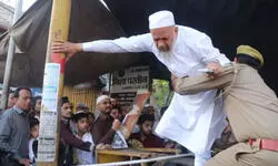 ईद की नमाज को लेकर बवाल! मेरठ में पुल‍िस से झड़प तो मुरादाबाद और सहारनपुर में तनातनी, अखि‍लेश बोले- ये तानाशाही है