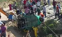 भदोही- गंगा में समाया सवारी ऑटो, स्थानीय लोगों ने सभी 7 यात्रियों को सुरक्षित बचा लिया।