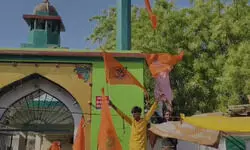 रामनवमी के दिन सालार मसूद गाजी की दरगाह पर लहराया भगवा