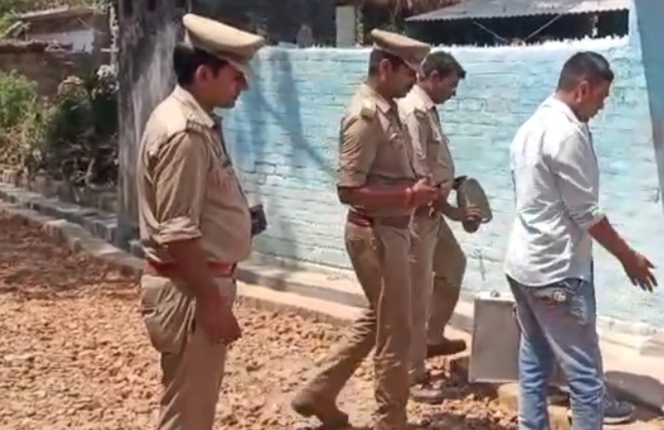 फतेहपुर।-प्रेमिका से मिलने पहुंचे शख्स की हत्या, हाथ-पैर के नाखून उखाड़े, गर्म चिमटे से दागा और नाक-कान में पेचकस डाला फतेहपुर।-प्रेमिका से मिलने पहुंचे शख्स की हत्या, हाथ-पैर के नाखून उखाड़े, गर्म चिमटे से दागा और नाक-कान में पेचकस डाला
