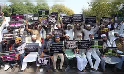 मुर्शिदाबाद में वक्फ एक्ट का विरोध, प्रदर्शनकारियों-पुलिस में हिंसक झड़प