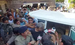 18 सालों से मौत का सौदागर बना बैठा था दमोह का डॉ डेथ, डॉक्टर नरेंद्र विक्रमादित्य यादव उर्फ एन. जॉन कैम की दमोह अदालत में पेशी हुई. इस दौरान गुस्साए लोगों ने उसे पीटने की कोशिश की. 18 सालों से मौत का सौदागर बना बैठा था दमोह का डॉ डेथ, डॉक्टर नरेंद्र विक्रमादित्य यादव उर्फ एन. जॉन कैम की दमोह अदालत में पेशी हुई. इस दौरान गुस्साए लोगों ने उसे पीटने की कोशिश की.