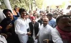 प्रोटोकॉल तोड़कर पूर्व मंत्री शैलेंद्र यादव ललई के घर पहुंचे सपा सुप्रीमो अखिलेश यादव