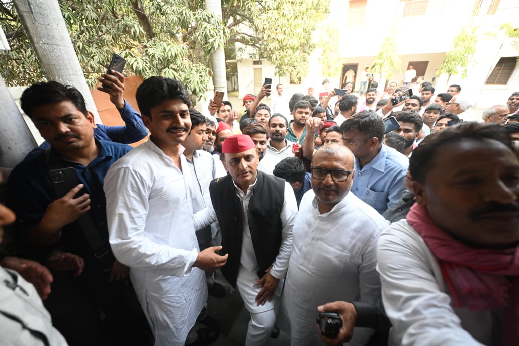 प्रोटोकॉल तोड़कर पूर्व मंत्री शैलेंद्र यादव ललई के घर पहुंचे सपा सुप्रीमो अखिलेश यादव प्रोटोकॉल तोड़कर पूर्व मंत्री शैलेंद्र यादव ललई के घर पहुंचे सपा सुप्रीमो अखिलेश यादव
