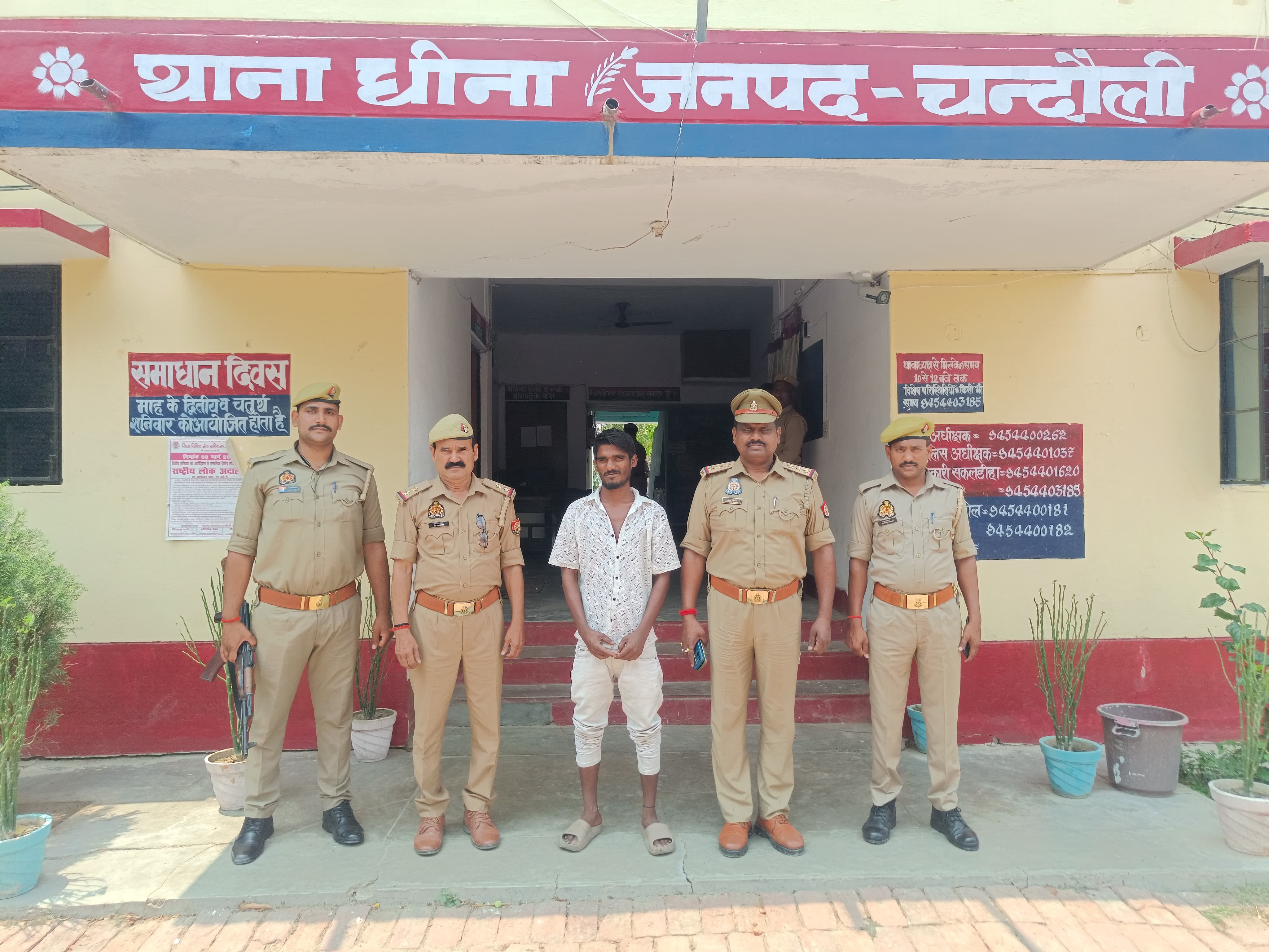 चंदौली: दस हजार इनामिया एवं वांछित अभियुक्त चढ़ा पुलिस के हत्थे, विधिक कार्रवाई जारी... चंदौली: दस हजार इनामिया एवं वांछित अभियुक्त चढ़ा पुलिस के हत्थे, विधिक कार्रवाई जारी...