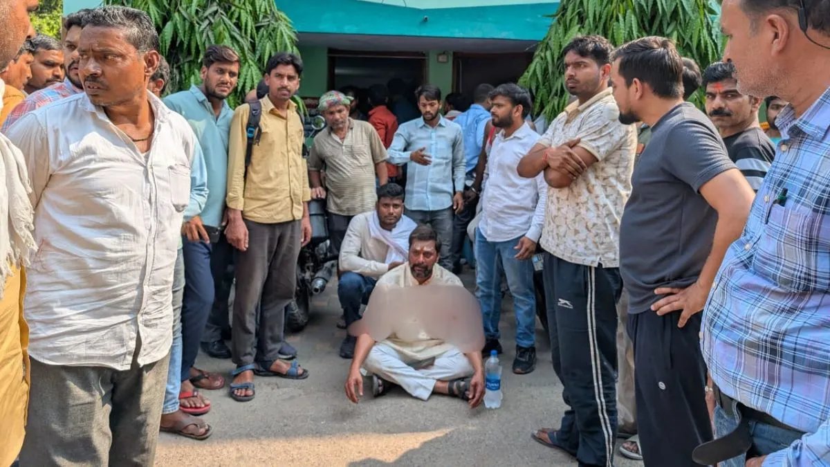 वाराणसी में सपा नेता पर चाकू से हमला, कार्यकर्ताओं ने हमलावर को पकड़कर पीटा वाराणसी में सपा नेता पर चाकू से हमला, कार्यकर्ताओं ने हमलावर को पकड़कर पीटा