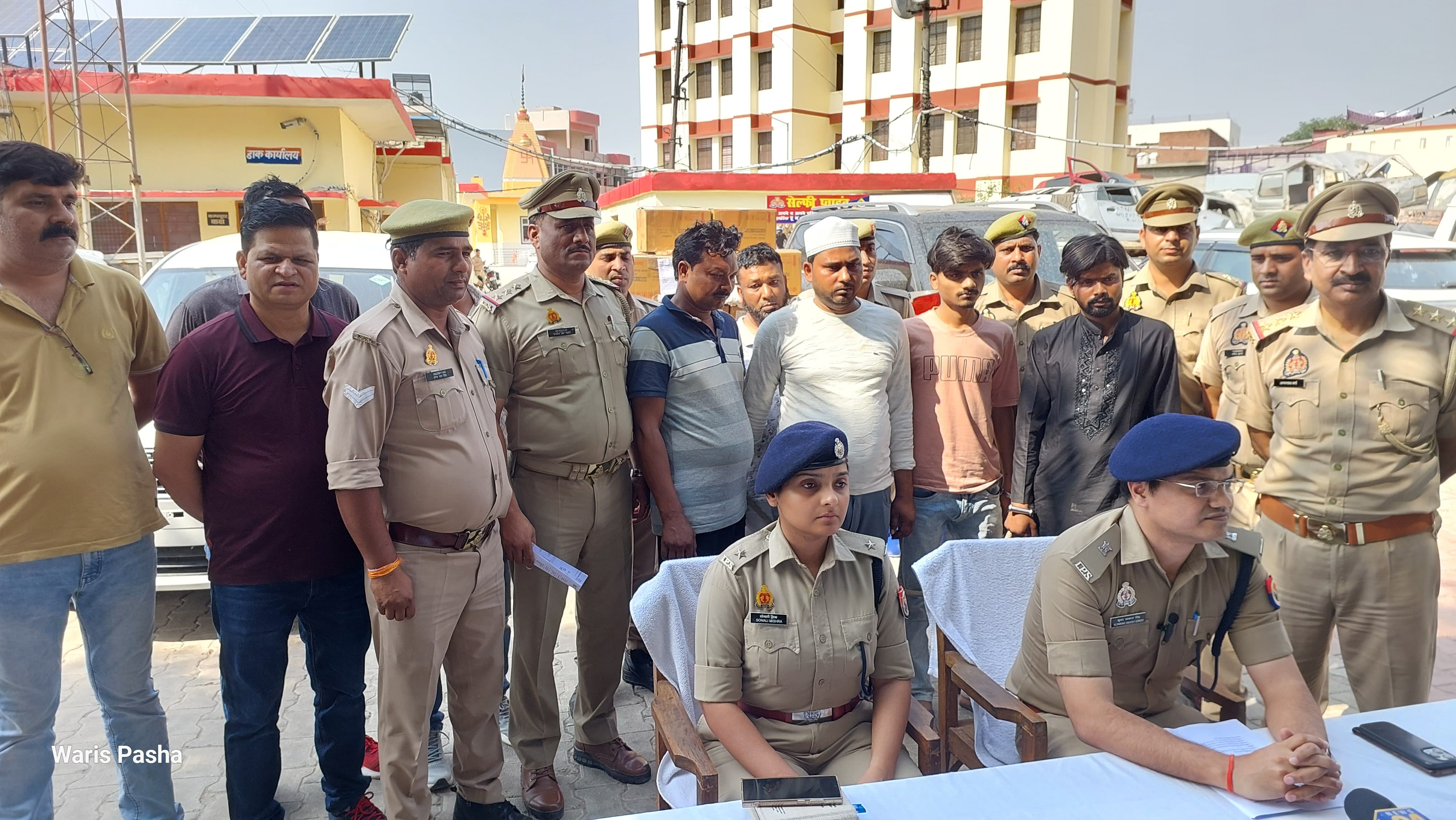 बिलारी में अवैध रूप से नकली मोबिल आयल बनाने की फैक्ट्री का हुआ पर्दाफाश बिलारी में अवैध रूप से नकली मोबिल आयल बनाने की फैक्ट्री का हुआ पर्दाफाश
