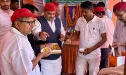 समाजवादी पार्टी के कार्यकर्ताओं ने बाबा साहब डॉ. भीमराव अंबेडकर की जयंती मनाई