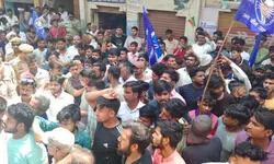 рдПрдЯрд╛ рдореЗрдВ рдЖрдВрдмреЗрдбрдХрд░ рд╢реЛрднрд╛ рдпрд╛рддреНрд░рд╛ рд╕реЗ рдкрд╣рд▓реЗ рдЕрдиреБрд╕реВрдЪрд┐рдд рдЬрд╛рддрд┐ рдХреЗ рдпреБрд╡рдХ рдХреЛ рдЧреЛрд▓реА рдорд╛рд░реА, рдХрдИ рджреБрдХрд╛рдиреЛрдВ рдореЗрдВ рддреЛрдбрд╝рдлреЛрдбрд╝; рднрд╛рд░реА рдкреБрд▓рд┐рд╕ рддреИрдирд╛рдд рдПрдЯрд╛ рдореЗрдВ рдЖрдВрдмреЗрдбрдХрд░ рд╢реЛрднрд╛ рдпрд╛рддреНрд░рд╛ рд╕реЗ рдкрд╣рд▓реЗ рдЕрдиреБрд╕реВрдЪрд┐рдд рдЬрд╛рддрд┐ рдХреЗ рдпреБрд╡рдХ рдХреЛ рдЧреЛрд▓реА рдорд╛рд░реА, рдХрдИ рджреБрдХрд╛рдиреЛрдВ рдореЗрдВ рддреЛрдбрд╝рдлреЛрдбрд╝; рднрд╛рд░реА рдкреБрд▓рд┐рд╕ рддреИрдирд╛рдд