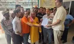 पश्चिम बंगाल में राष्ट्रपति शासन लागू करने की मांग को लेकर सनातन जागरण मंच के पदाधिकारियों ने किया प्रदर्शन