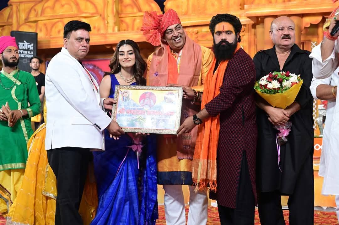 29वें श्री पंडोखर धाम महोत्सव में भोजपुरी अभिनेत्री अक्षरा सिंह, अरुण बक्शी, बिंदु दारा सिंह, जीतू खरे ने दी प्रस्तुति 29वें श्री पंडोखर धाम महोत्सव में भोजपुरी अभिनेत्री अक्षरा सिंह, अरुण बक्शी, बिंदु दारा सिंह, जीतू खरे ने दी प्रस्तुति