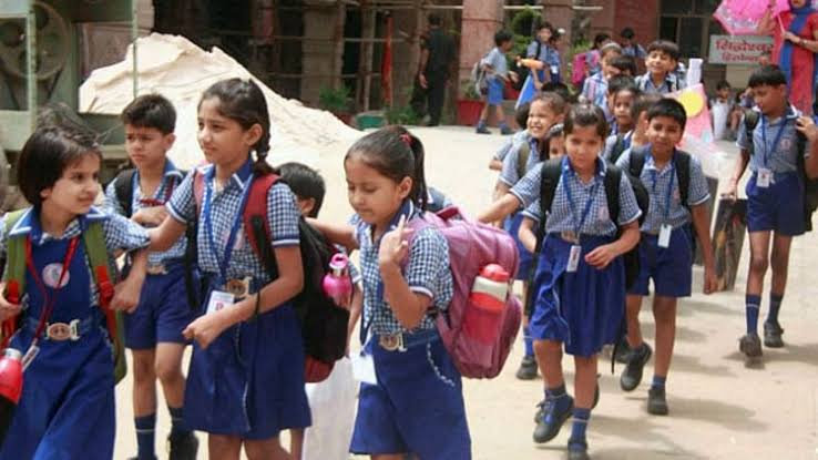चंदौली के स्कूलों के समय में बदलाव, अब सुबह 7:30 से दोपहर 12:30 तक चलेंगी कक्षाएं चंदौली के स्कूलों के समय में बदलाव, अब सुबह 7:30 से दोपहर 12:30 तक चलेंगी कक्षाएं