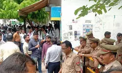 KGMU рдореЗрдВ рдордЬрд╛рд░ рдХреЗ рдкрд╛рд╕ рдЕрддрд┐рдХреНрд░рдордг рд╣рдЯрд╛рдиреЗ рдХреЗ рджреМрд░рд╛рди рдмрд╡рд╛рд▓, рдкреБрд▓рд┐рд╕-рдбреЙрдХреНрдЯрд░реЛрдВ рдкрд░ рдкрдерд░рд╛рд╡; рдХрдИ рдерд╛рдиреЛрдВ рдХреА рдлреЛрд░реНрд╕ рдореМрдХреЗ рдкрд░ рдореМрдЬреВрдж KGMU рдореЗрдВ рдордЬрд╛рд░ рдХреЗ рдкрд╛рд╕ рдЕрддрд┐рдХреНрд░рдордг рд╣рдЯрд╛рдиреЗ рдХреЗ рджреМрд░рд╛рди рдмрд╡рд╛рд▓, рдкреБрд▓рд┐рд╕-рдбреЙрдХреНрдЯрд░реЛрдВ рдкрд░ рдкрдерд░рд╛рд╡; рдХрдИ рдерд╛рдиреЛрдВ рдХреА рдлреЛрд░реНрд╕ рдореМрдХреЗ рдкрд░ рдореМрдЬреВрдж