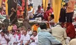 शादी में पनीर न मिलने पर युवक ने मचाया तांडव, मंडप में चढ़ाई मिनी बस, कई घायल शादी में पनीर न मिलने पर युवक ने मचाया तांडव, मंडप में चढ़ाई मिनी बस, कई घायल