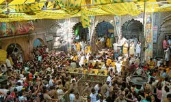 рдЕрдХреНрд╖рдп рддреГрддреАрдпрд╛ рдкрд░ рдЪрд░рдг рджрд░реНрд╢рди рдХреЗ рд▓рд┐рдП рдЙрдордбрд╝реА рднрдХреНрддреЛрдВ рдХреА рднреАрдбрд╝, рд╣реАрд░реЗ-рдЬрд╡рд╛рд╣рд░рд╛рдд рдЬрдбрд╝реЗ рдХрдЯрд╛рд░реЗ-рдЯрд┐рдкрд╛рд░реЗ рдкрд╣рди рдмрд╛рдВрдХреЗрдмрд┐рд╣рд╛рд░реА рджреЗ рд░рд╣реЗ рджрд░реНрд╢рди рдЕрдХреНрд╖рдп рддреГрддреАрдпрд╛ рдкрд░ рдЪрд░рдг рджрд░реНрд╢рди рдХреЗ рд▓рд┐рдП рдЙрдордбрд╝реА рднрдХреНрддреЛрдВ рдХреА рднреАрдбрд╝, рд╣реАрд░реЗ-рдЬрд╡рд╛рд╣рд░рд╛рдд рдЬрдбрд╝реЗ рдХрдЯрд╛рд░реЗ-рдЯрд┐рдкрд╛рд░реЗ рдкрд╣рди рдмрд╛рдВрдХреЗрдмрд┐рд╣рд╛рд░реА рджреЗ рд░рд╣реЗ рджрд░реНрд╢рди