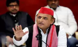 अखिलेश की एक फोटो, हजार बवाल, यूपी में दलित वोट पर सियासी उबाल