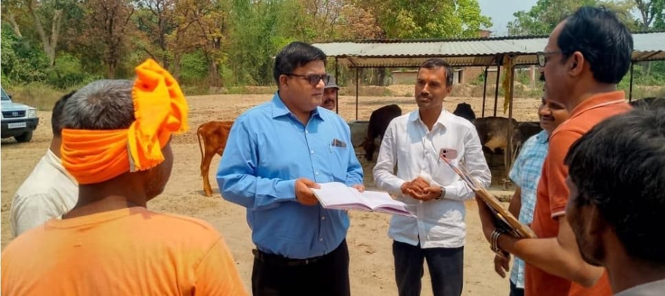 जिलाधिकारी रवीश गुप्ता ने विकास खण्ड कप्तानगंज में किया औचक निरीक्षण