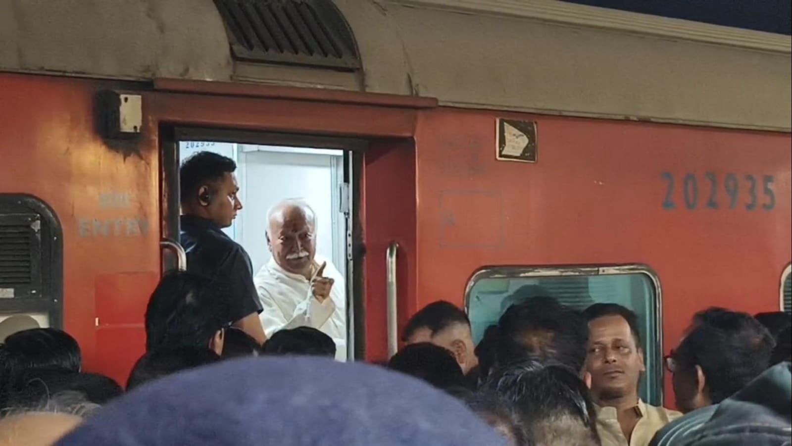 मुगलसराय से चुपचाप गुज़रे मोहन भागवत: नेताओं से दूरी, समर्थकों को भी रोका, छावनी में तब्दील रहा डीडीयू जंक्शन... मुगलसराय से चुपचाप गुज़रे मोहन भागवत: नेताओं से दूरी, समर्थकों को भी रोका, छावनी में तब्दील रहा डीडीयू जंक्शन...