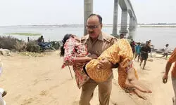 рдЧрд╛рдЬреАрдкреБрд░ рдореЗрдВ рдЧрдВрдЧрд╛ рдореЗрдВ рдХреВрджреАрдВ рджреЛ рдмрд╣рдиреЗрдВ, рдПрдХ рдХреА рдореМрдд, рджреВрд╕рд░реА рдХреЛ рдЧреЛрдж рдореЗрдВ рдЙрдард╛рдХрд░ рдЕрд╕реНрдкрддрд╛рд▓ рджреМрдбрд╝реЗ рджрд░реЛрдЧрд╛ рдордиреЛрдЬ рдкрд╛рдгреНрдбреЗрдп рдЧрд╛рдЬреАрдкреБрд░ рдореЗрдВ рдЧрдВрдЧрд╛ рдореЗрдВ рдХреВрджреАрдВ рджреЛ рдмрд╣рдиреЗрдВ, рдПрдХ рдХреА рдореМрдд, рджреВрд╕рд░реА рдХреЛ рдЧреЛрдж рдореЗрдВ рдЙрдард╛рдХрд░ рдЕрд╕реНрдкрддрд╛рд▓ рджреМрдбрд╝реЗ рджрд░реЛрдЧрд╛ рдордиреЛрдЬ рдкрд╛рдгреНрдбреЗрдп