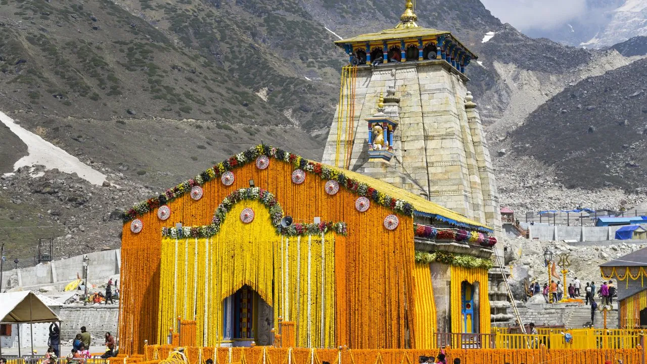 आज खुलेंगे बाबा केदारनाथ के कपाट, 108 क्विंटल फूलों से सजाया गया धाम आज खुलेंगे बाबा केदारनाथ के कपाट, 108 क्विंटल फूलों से सजाया गया धाम