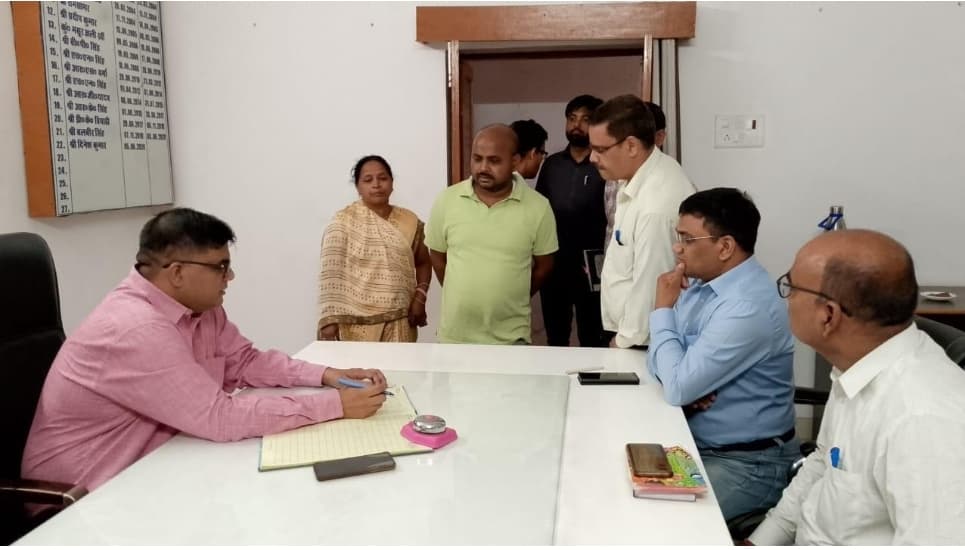 जिलाधिकारी रवीश गुप्ता ने कार्यालय अधिशासी अभियन्ता, बाढ़ कार्य खण्ड प्रथम का किया आकस्मिक निरीक्षण जिलाधिकारी रवीश गुप्ता ने कार्यालय अधिशासी अभियन्ता, बाढ़ कार्य खण्ड प्रथम का किया आकस्मिक निरीक्षण