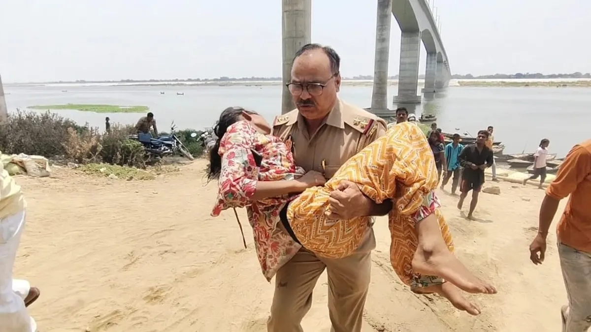 गाजीपुर में गंगा में कूदीं दो बहनें, एक की मौत, दूसरी को गोद में उठाकर अस्पताल दौड़े दरोगा मनोज पाण्डेय गाजीपुर में गंगा में कूदीं दो बहनें, एक की मौत, दूसरी को गोद में उठाकर अस्पताल दौड़े दरोगा मनोज पाण्डेय