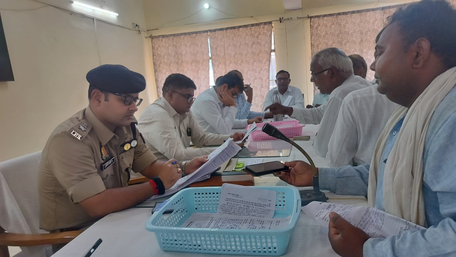 जिलाधिकारी की अध्यक्षता में हुआ संपूर्ण समाधान दिवस का आयोजन जिलाधिकारी की अध्यक्षता में हुआ संपूर्ण समाधान दिवस का आयोजन
