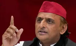 यूपी के सरकारी भवनों पर गोबर वाले पेंट लगाने के फैसले पर अखिलेश ने कसा तंज, कहा- गोबरनामा