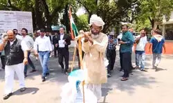 बलिया - ‘सर, ये अन्न बॉर्डर पर पहुंचा दें…’ कंधे पर अनाज की बोरी लादकर DM ऑफिस पहुंचा किसान नवीन राय बलिया - ‘सर, ये अन्न बॉर्डर पर पहुंचा दें…’ कंधे पर अनाज की बोरी लादकर DM ऑफिस पहुंचा किसान नवीन राय