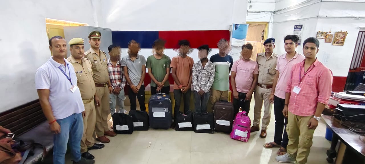 डीडीयू स्टेशन पर शराब की तस्करी का भंडाफोड़, सात युवक गिरफ्तार डीडीयू स्टेशन पर शराब की तस्करी का भंडाफोड़, सात युवक गिरफ्तार
