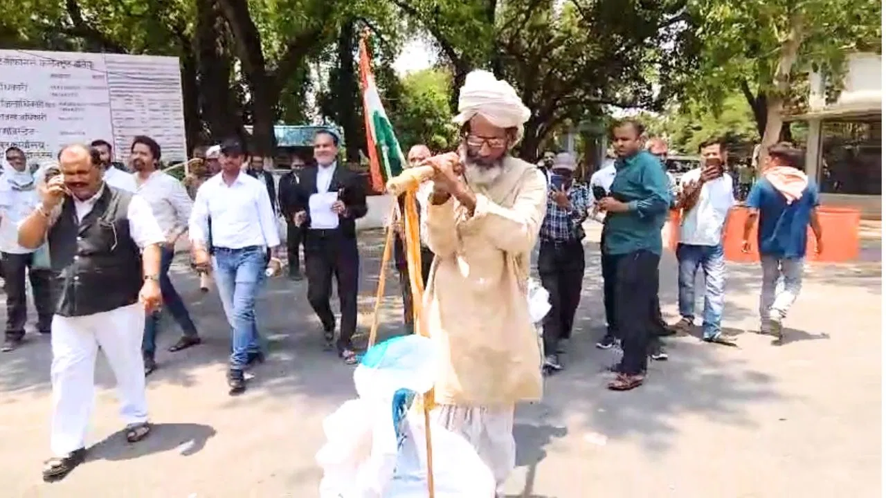बलिया - ‘सर, ये अन्न बॉर्डर पर पहुंचा दें…’ कंधे पर अनाज की बोरी लादकर DM ऑफिस पहुंचा किसान नवीन राय बलिया - ‘सर, ये अन्न बॉर्डर पर पहुंचा दें…’ कंधे पर अनाज की बोरी लादकर DM ऑफिस पहुंचा किसान नवीन राय